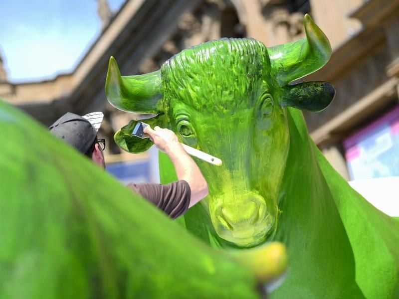 Bulle und Bär vor der Frankfurter Börse werden mit grüner Farbe angestrichen. Foto: Arne Dedert