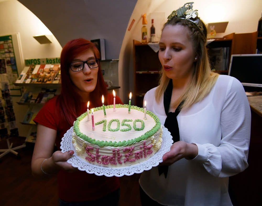 „Zeitz, wir gratulieren Dir“, sagen die Zeitzer Originale Zuckersusi (Anja Schulze, links) und die Zeitzer Weinprinzessin (Lisa Sommerwerk) und pusten die Kerzen auf der Geburtstagstorte aus. Sie ist in der Bäckerei von Thomas Walther entstanden.
