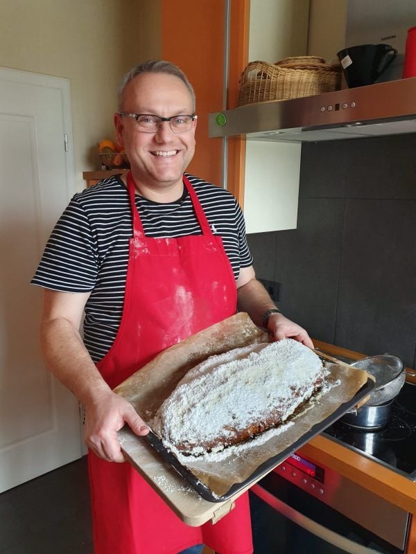 Landrat Götz Ulrich präsentiert stolz den Butter-Mandel-Stollen nach dem Rezept seiner Großmutter.