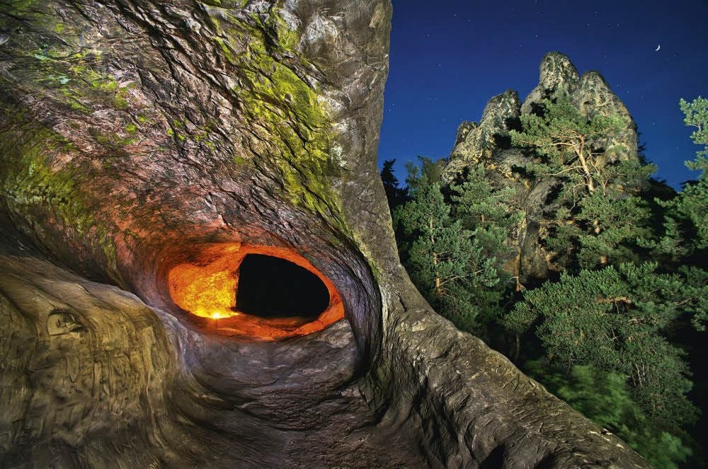 Das Tor in andere Dimension: Der Kuhstall genannte Felsdurchbruch nahe der Teufelsmauer wurde von Menschenhand geschaffen.