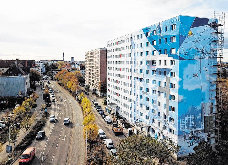 In einem der Hochhausblöcke in der Voßstraße in Halle wurde in der Nacht ein Aufzug bei einer Explosion zerstört.