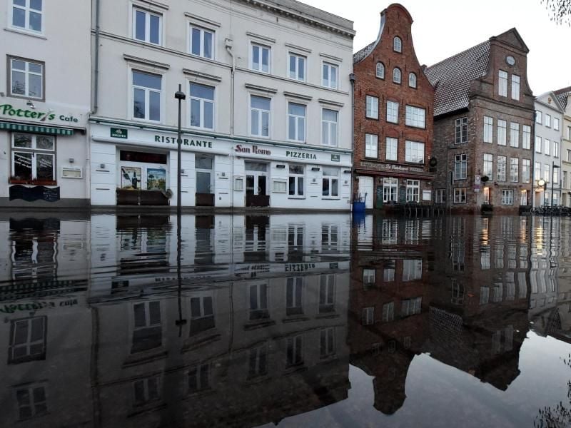 20 Hochwassereinsätze rund um Lübeck nach schwerer Sturmflut. Foto: Carsten Rehder/Archiv
