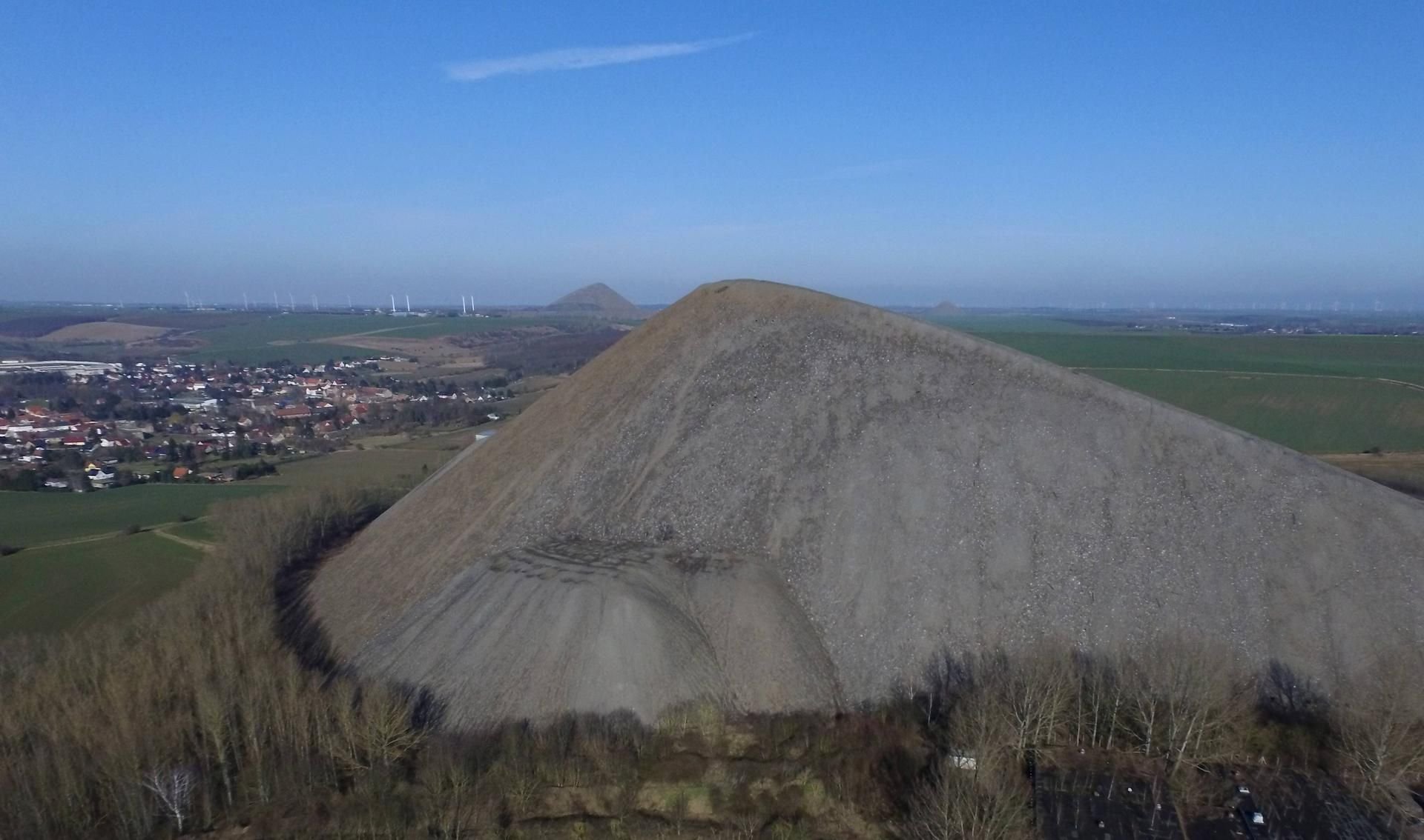 Die Halden im Mansfelder Land sind Zeugen des Kupferbergbaus in der Region. Die Gesteine tief in der Erde weisen auch einen erhöhten Urangehalt auf.