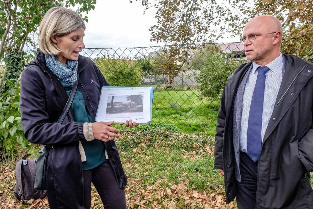 Stadtplanerin Anett Paul zeigt eine alte Aufnahme der „Bastion Donnersberg“, mit vor Ort: Wittenbergs Bürgermeister Jochen Kirchner