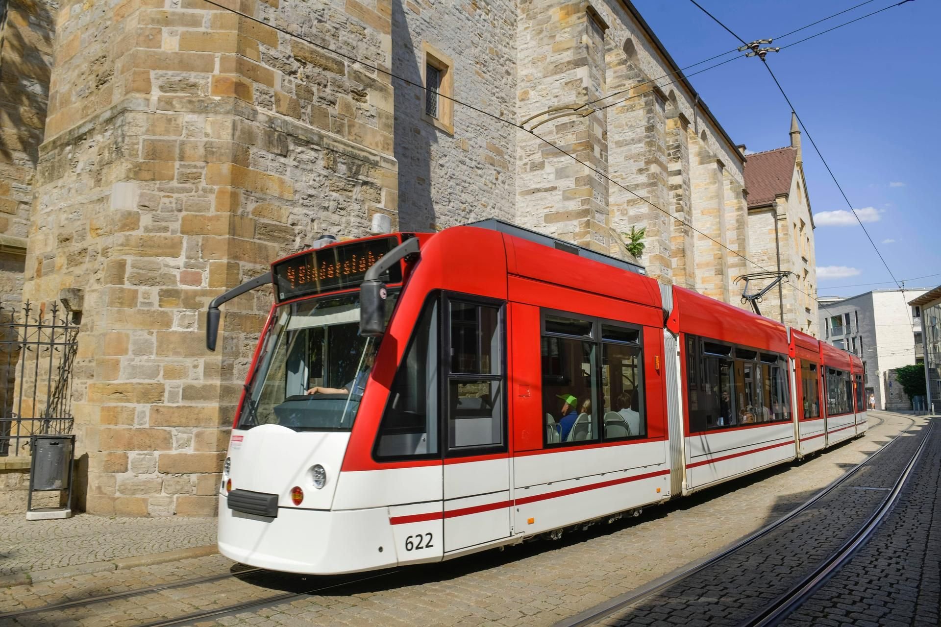 Eine Tram der Erfurter Verkehrsbetriebe.