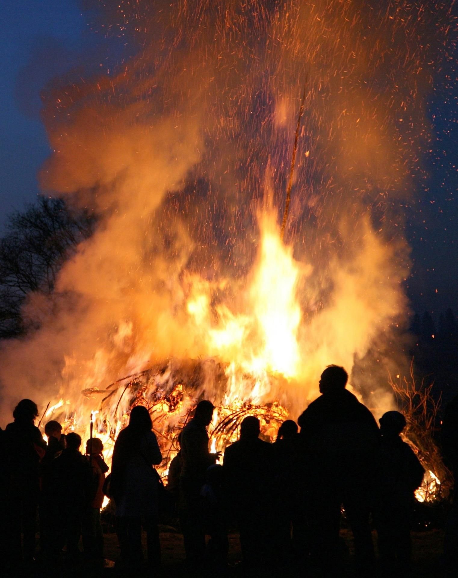 In vielen Orten des Landkreises Mansfeld-Südharz knistern an den Osterfeiertagen wieder die Flammen.