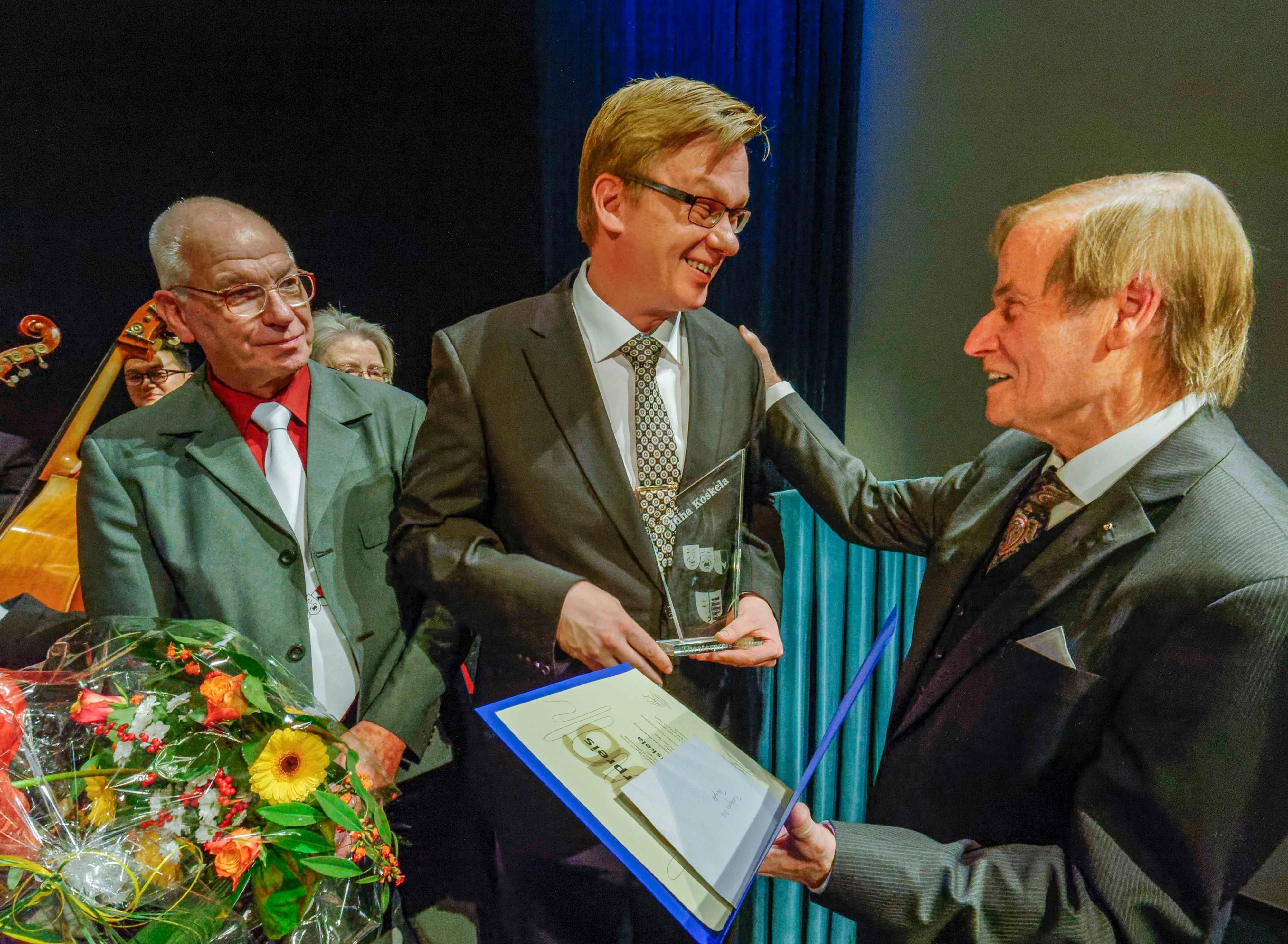 Die Fördervereins-Vorsitzenden Klaus Rupprich (l.) und Ernst- Ulrich Jürgens gratulieren Juha Koskela (M.).