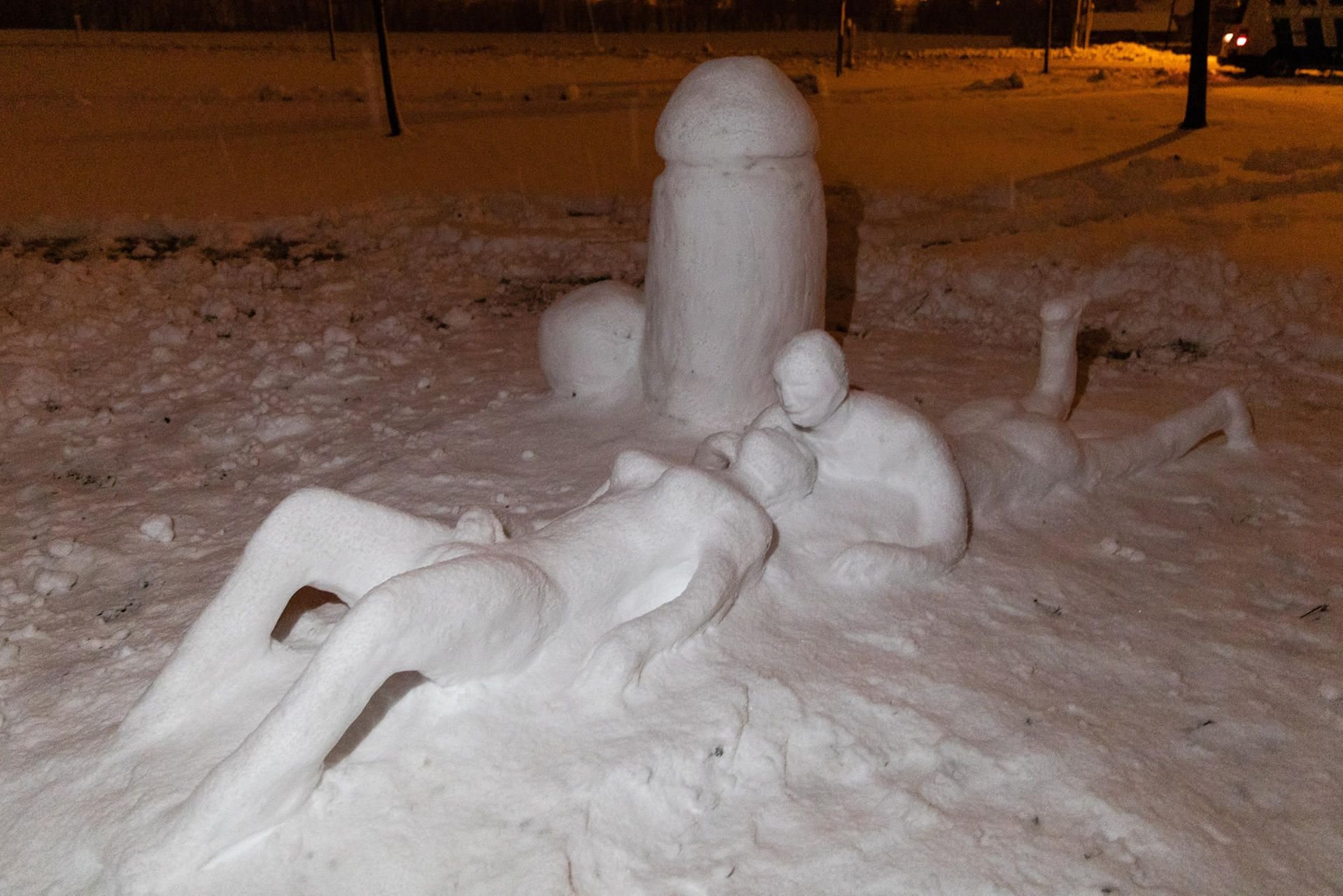 Eine unbekannte Truppe lässt in Radeberg bei Dresden seit einigen Jahren immer wieder solche Schneefiguren entstehen.