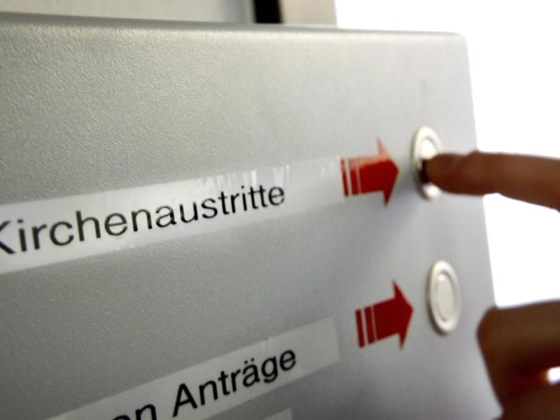 Um beispielsweise beim Amtsgericht den Antrag auf den Austritt aus der Kirche zu stellen, muss meist eine Wartenummer gezogen werden. Foto: Oliver Berg/dpa/dpa-tmn