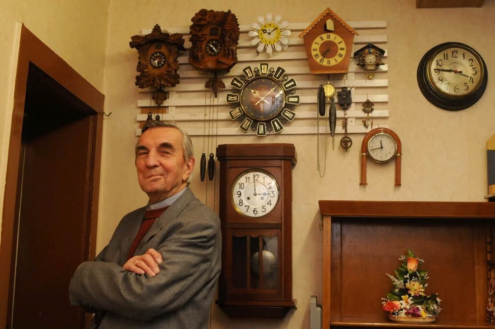 Fritz Kathert steht vor verschiedenen Wanduhr-Modellen in seinem jüngst geschlossenen Geschäft in der Ortsmitte von Bad Bibra.