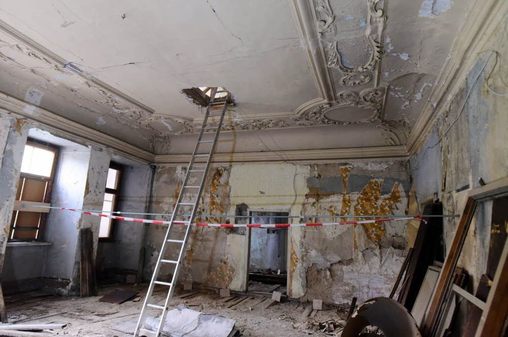 Ein Blick in das Innere des Weißenfelser Hofmarschallhauses. Eine Stuckdecke lässt den längst verblassten Glanz erahnen.