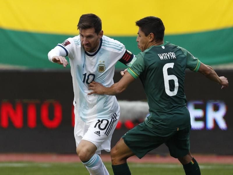 Lionel Messi (l) zaubert wieder für Argentinien - hier setzt er sich gegen Boliviens Diego Wayar durch. Foto: Juan Karita/AP/dpa