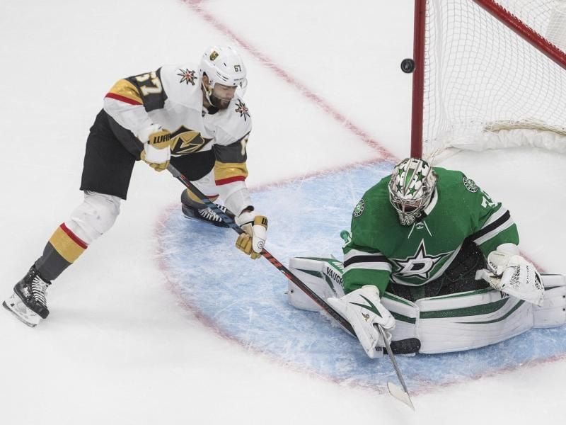 Anton Khudobin (r) kommt mit den Dallas Stars dem NHL-Finale immer näher. Foto: Jason Franson/The Canadian Press/AP/dpa