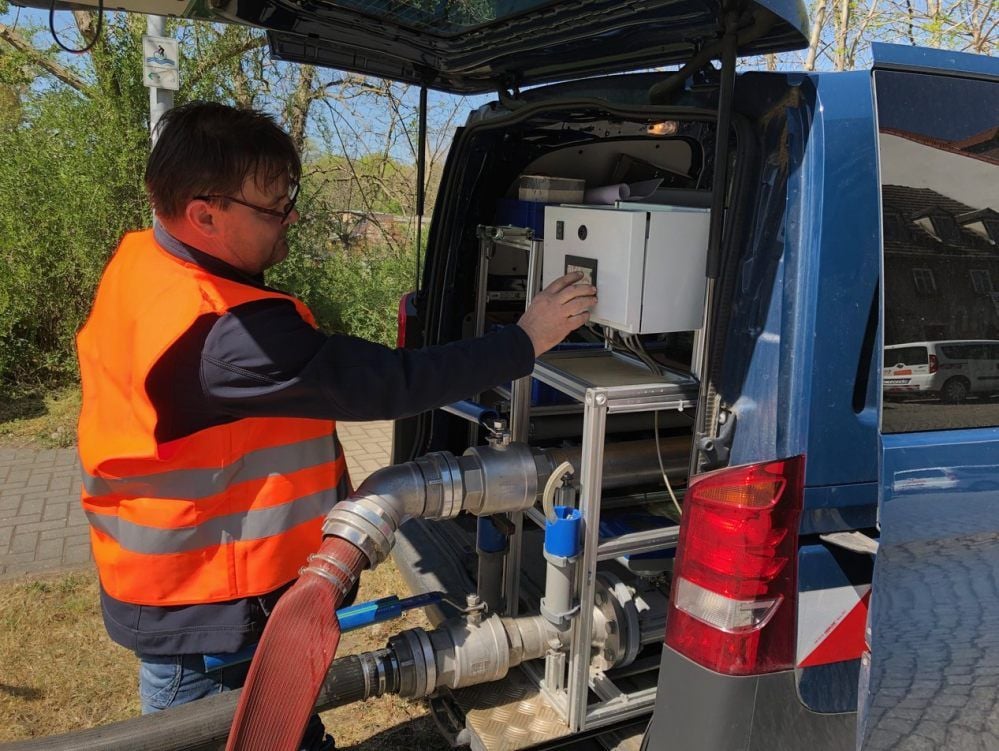 Holger Kempe vom Technologiezentrum Wasser Dresden wertet Daten aus, die bei der Spülung des Rohrnetzes gewonnen wurden.