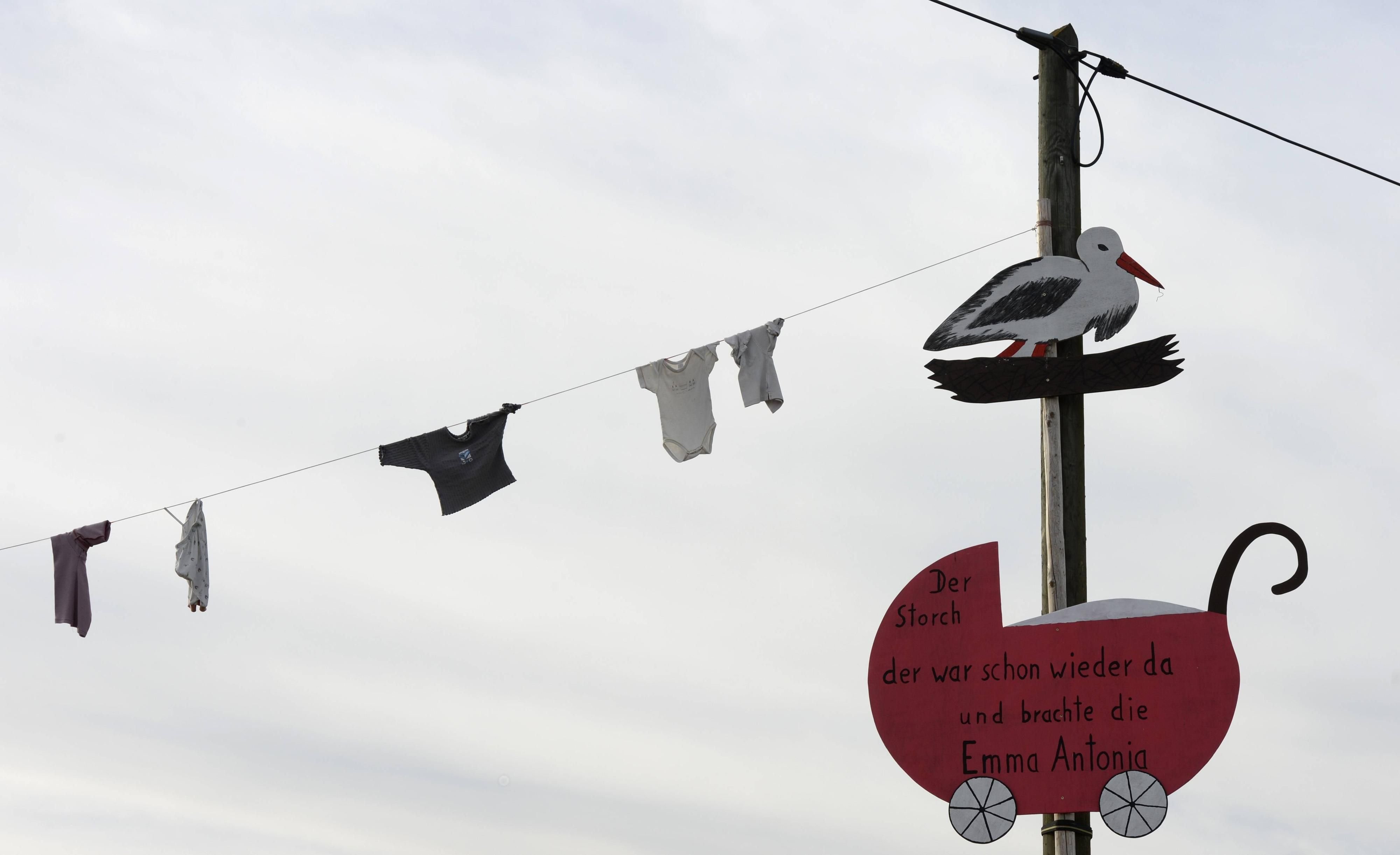 Eine Familie begrüßt ihren Nachwuchs besonders kreativ.
