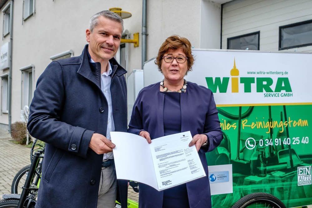 Ministerin Grimm-Benne und Witra-Geschäftsführer Gießmann