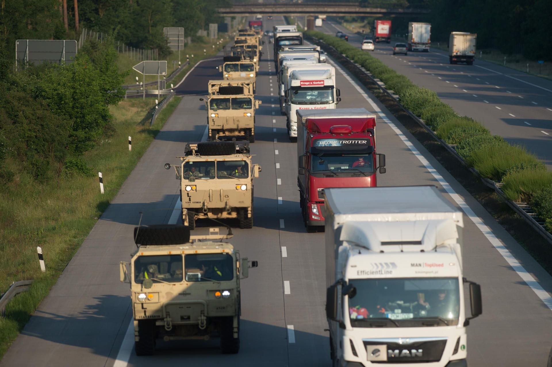 Lastwagen der US-Army fahren über die Bundesautobahn 2. Die Männer und Frauen gehören zur 1. gepanzerten Brigade der 1. US-Kavalleriedivision.
