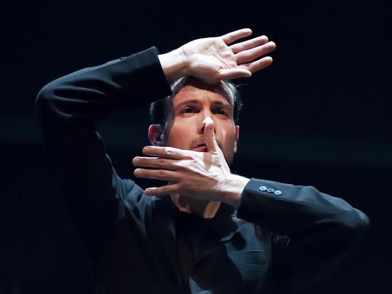 Eric Gauthier, Tänzer und Leiter der Companie Gauthier Dance, verabschiedet sich. Foto: Bernd Weissbrod
