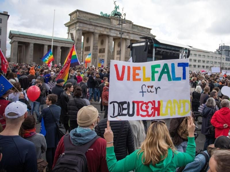 Demonstranten versammeln sich am Brandenburger Tor in Berlin. Foto: Jörg Carstensen