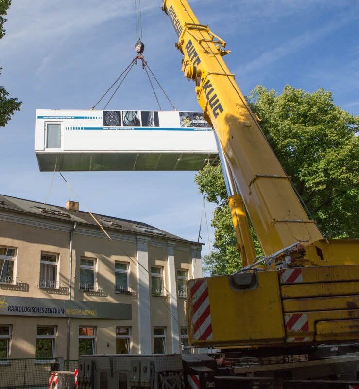 Der 26 Tonnen schwere Container, in dem sich der Magnetresonanztomograph (MRT) und die neuen Behandlungsräume befinden, schwebt über dem Radiologischen Zentrum in Weißenfels.