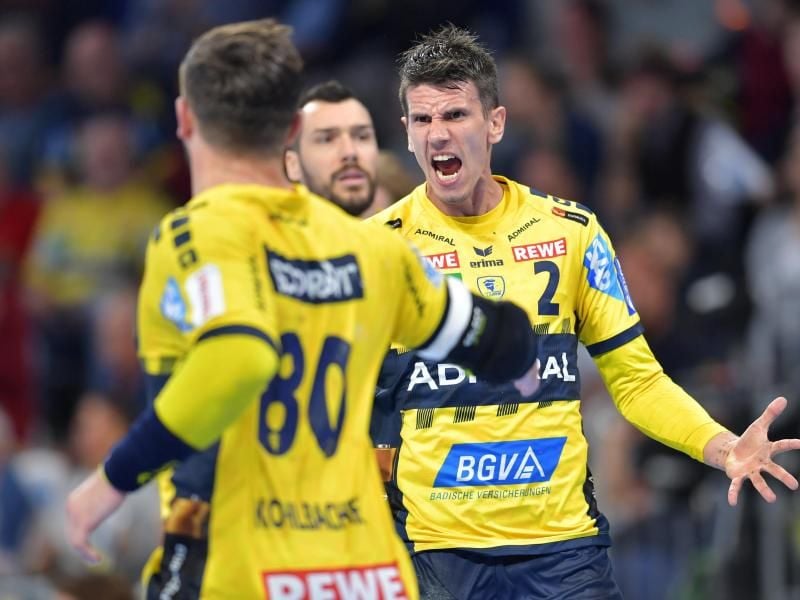 Die Löwen-Spieler feiern den Sieg gegen Gummersbach. Foto: Uwe Anspach