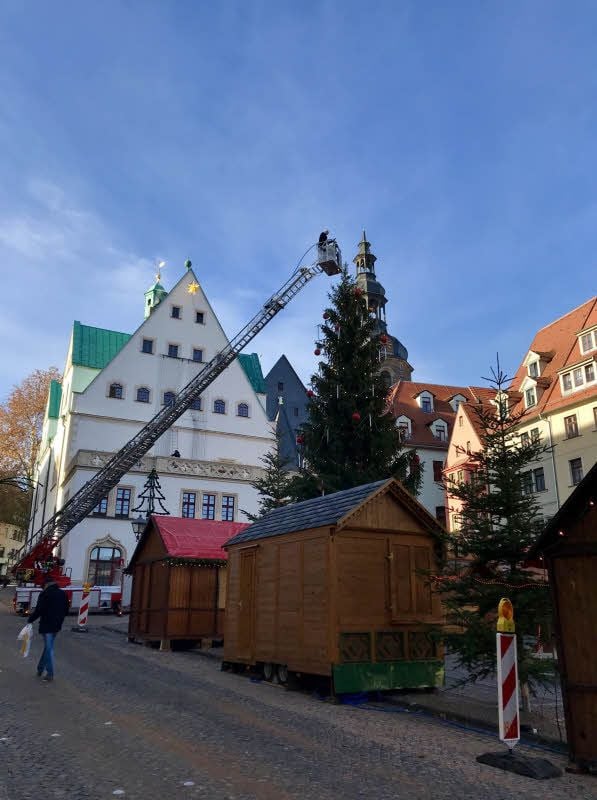 Die Helftaer Feuerwehr hat am Mittwoch den Weihnachtsbaum und das Rathaus geschmückt.