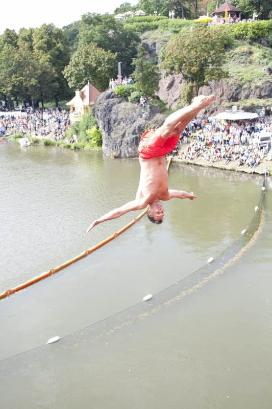 Brückenspringen beim Laternenfest: Andreas Wels beim Sprung in die Saale.