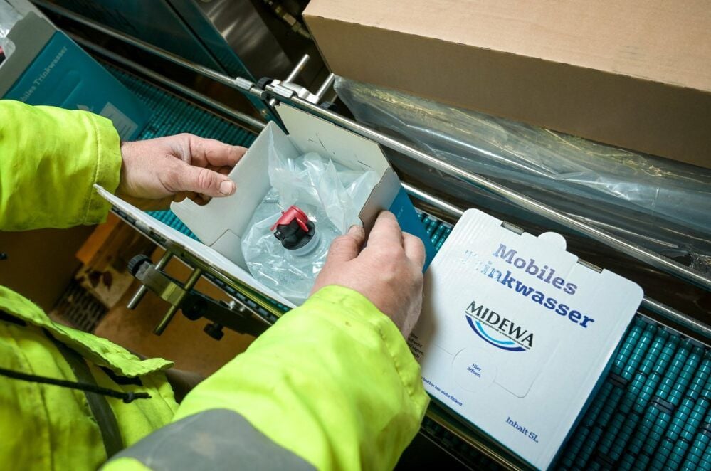 Hier wird das mobile Trinkwasser in Kartons verpackt.