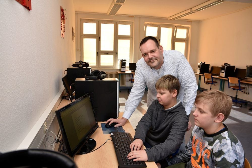 Andreas Elze ist der neue Leiter der Angelika-Hartmann-Schule in Köthen, übernimmt aber auch Unterrichtsaufgaben. Hier im PC-Kurs mit Damian (vorn) und Lucas.
