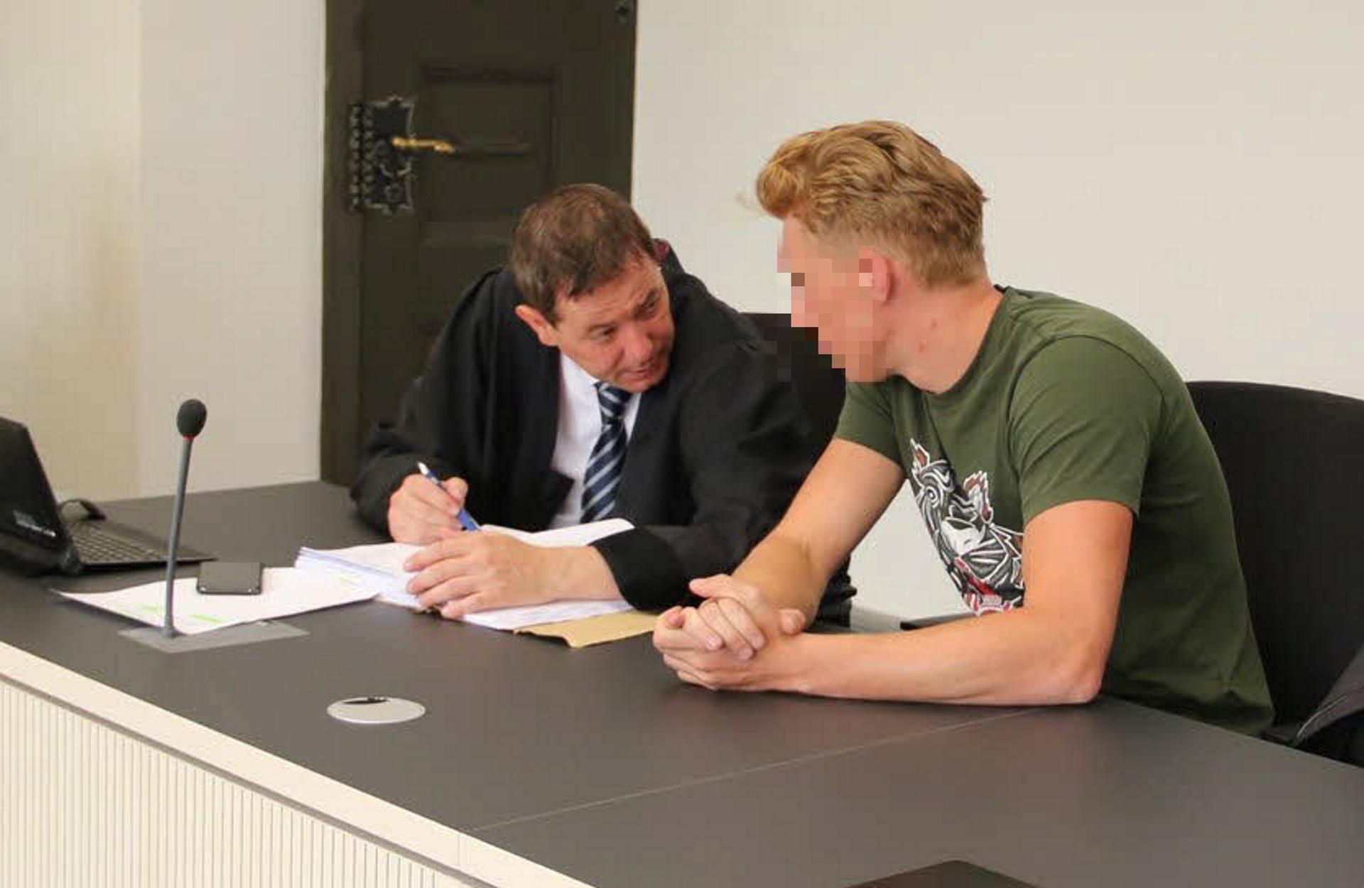 Der Angeklagte mit seinem Verteidiger Ralf H. Seidel.