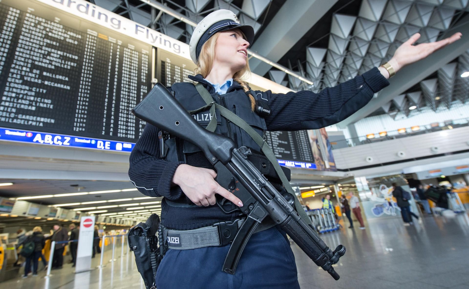 Eine Beamtin der Bundespolizei am Frankfurter Flughafen.