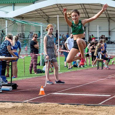Carolin Hänze springt.