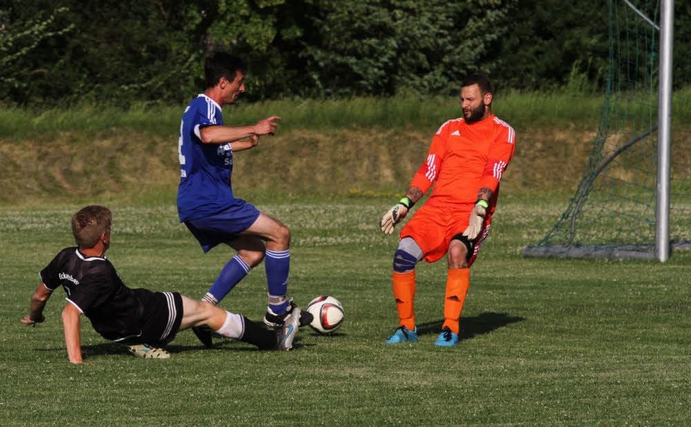 Ricardo Alf (Mitte) kann den Ball rechtzeitig vor einem heranbrausenden Herrengosserstedter sichern. Rechts: Bad Kösens Keeper Mario Hiller.
