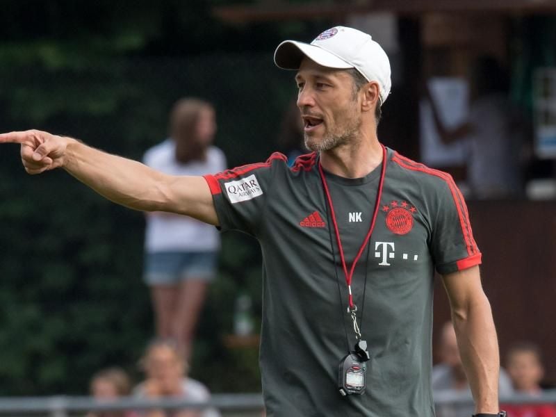 Trainer Niko Kovac vom FC Bayern München gibt auf dem Platz Anweisungen. Foto: Peter Kneffel/Archiv