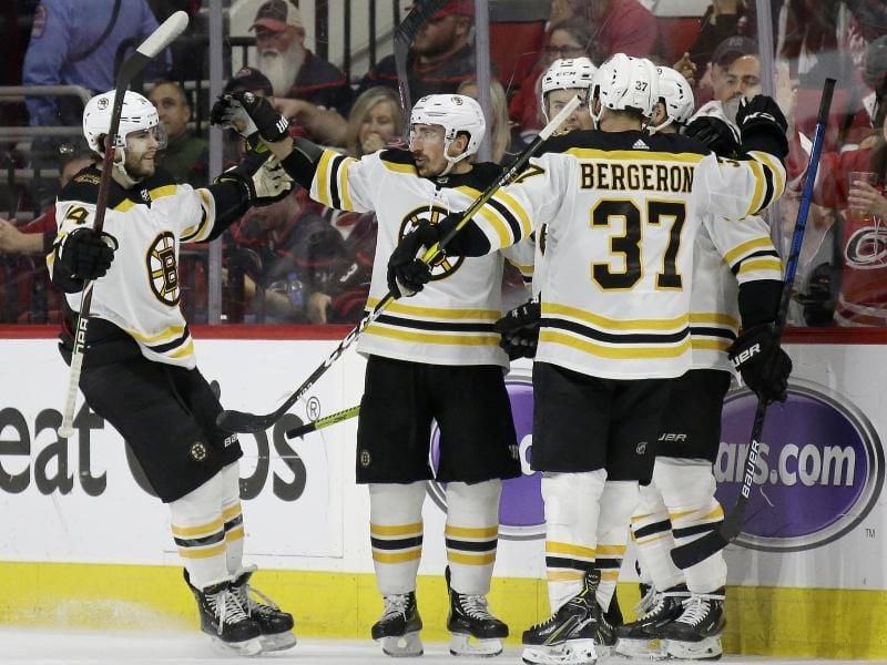 Die Spieler der Boston Bruins jubeln über den Sieg gegen die Carolina Hurricanes. Foto: Gerry Broome/AP