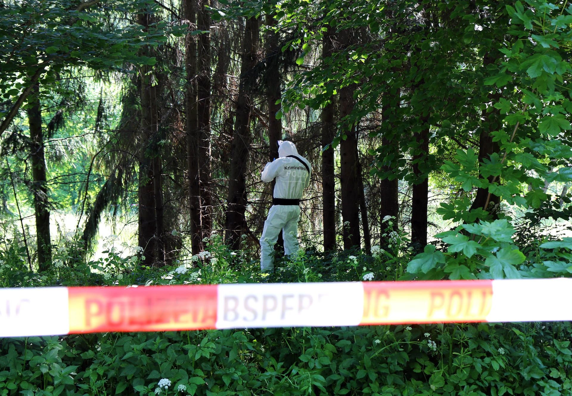 Die Kriminalpolizei untersucht eine Wiese in Wilkau-Haßlau (Sachsen) nach Hinweisen zum Fund eines toten Säuglings.