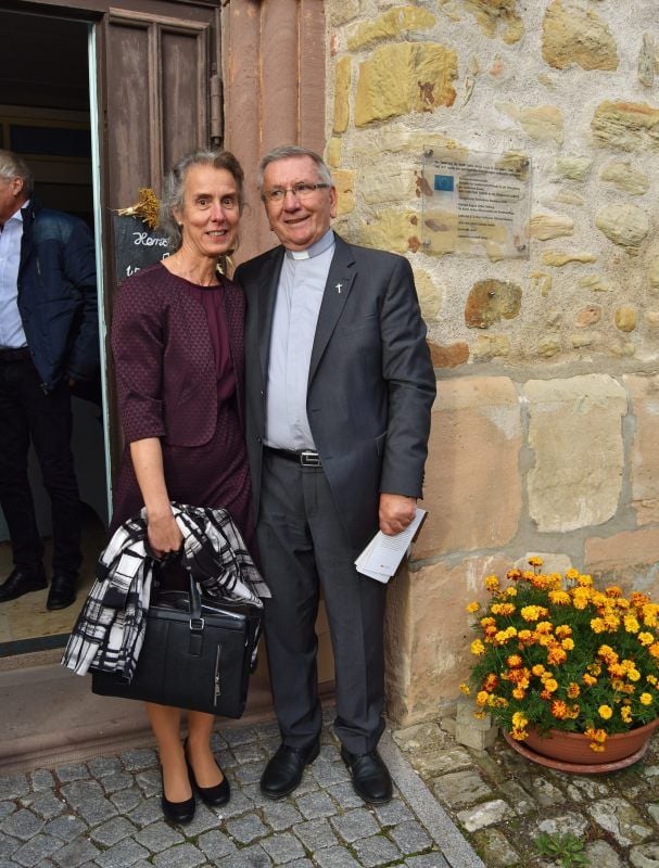 Herzlich begrüßt: Pfarrer i.R. Bernd Wetzel und Irmhild Ohngemach.