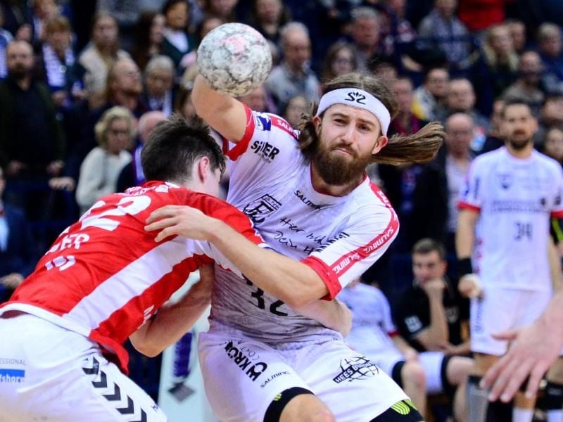 Hamburgs Philipp Bauer (l.) und Ferndorfs Julius Andersson kämpfen um den Ball. Foto: Daniel Bockwoldt/dpa/Archivbild