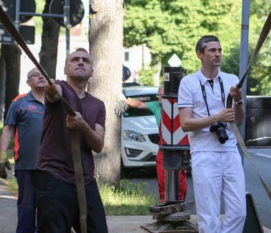Projektleiter Ladislav Vavricka (li.) und Radiologe Thomas Becker helfen.