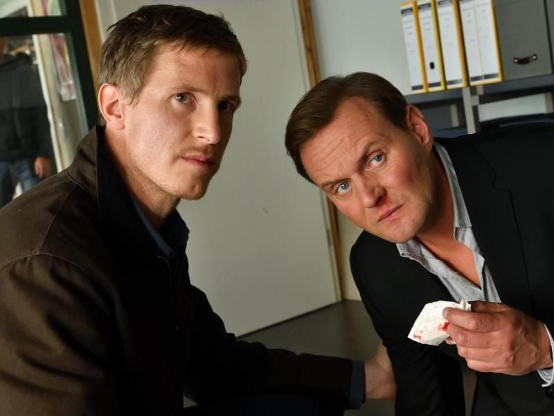 Mads Schwartz (Golo Euler, l) und sein Bruder Andi Schwartz (Devid Striesow) treffen bei ihren privaten Ermittlungen auf eine kriminelle Bande. Foto: Hardy Spitz/ZDF/dpa
