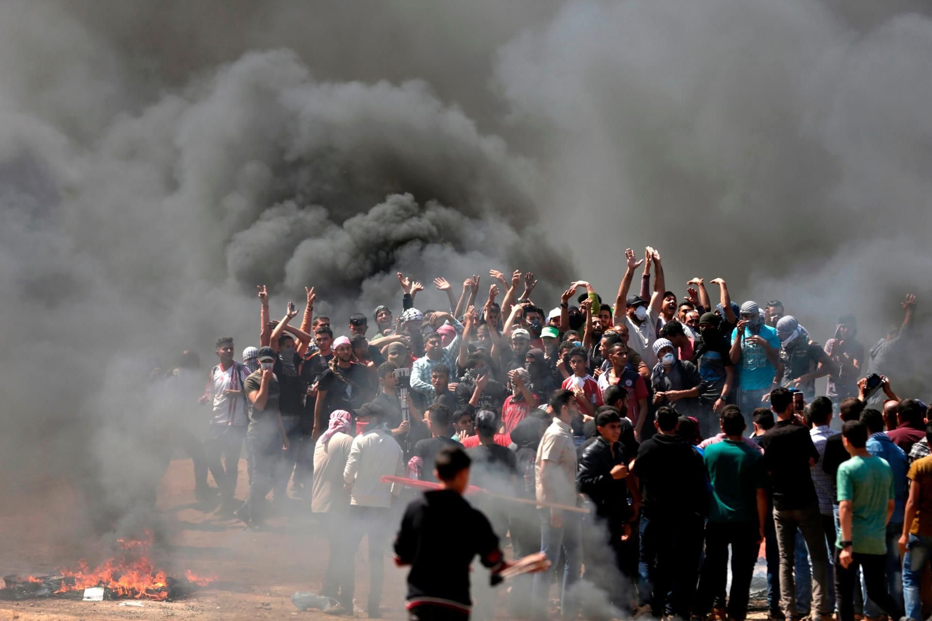 Menschen protestieren nahe der Grenze zwischen Israel und Gaza.