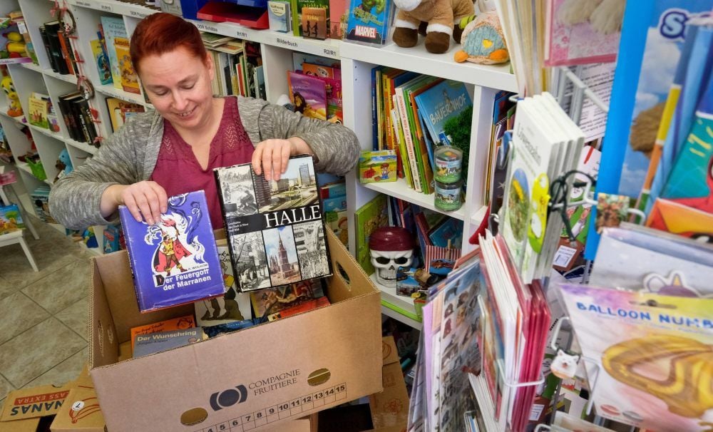 Konstanze Dahms räumt die letzten Bücher aus ihrem Laden in die Kartons. In Zukunft will sie nur noch online verkaufen.
