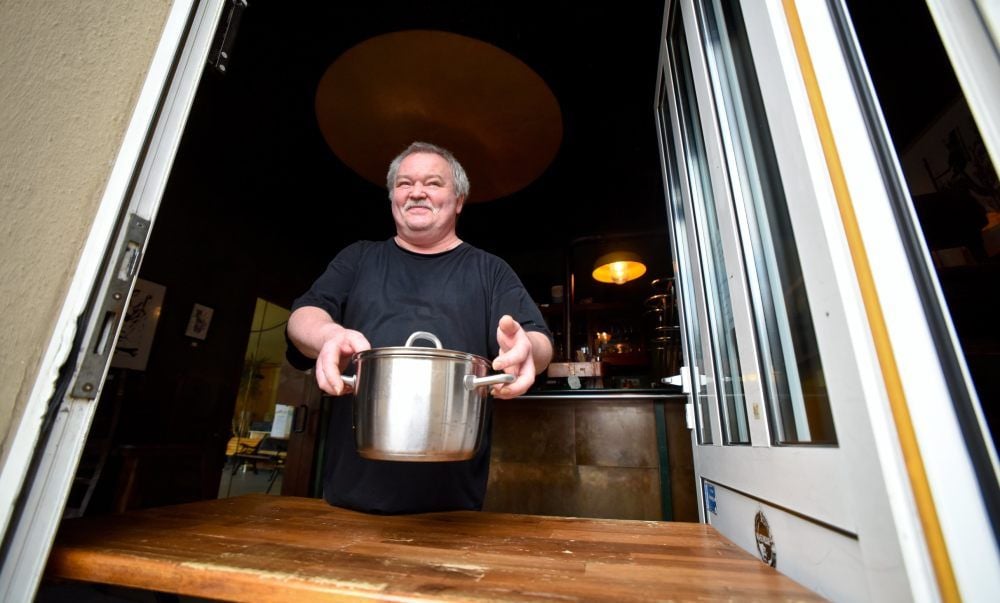 Glücksfall für Suppenkasper: Waschhaus-Chef Peter Dunte darf Speisen ausgeben - aber nur im Straßenverkauf.