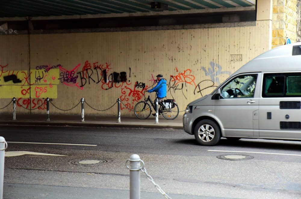 Die Tunnelwände in der Weißenfelser Neustadt sind bei Schmierfinken beliebt. Kaum übermalt, tauchen wieder neue auf.