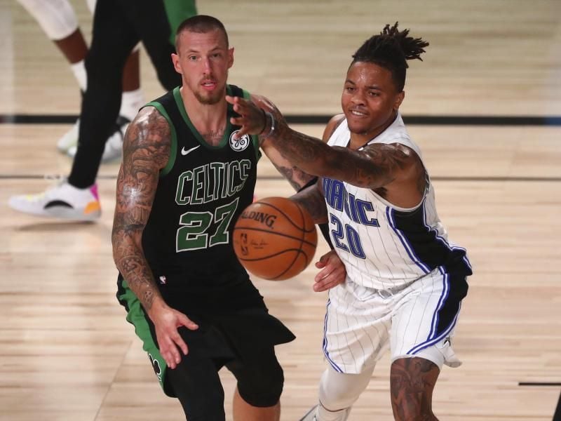 Daniel Theis von den Boston Celtics (l) in Aktion gegen Markelle Fultz (r) von Orlando Magic. Foto: Kim Klement/Pool USA Today Sports/AP/dpa