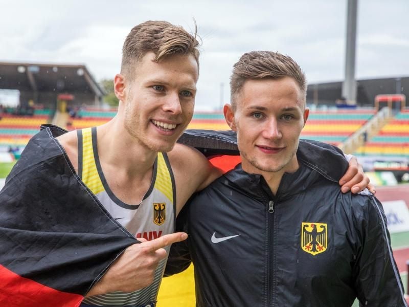 Markus Rehm (l) und Felix Streng feiern ihre Gold- und Silbermedaille. Foto: Jens Büttner/dpa-Zentralbild