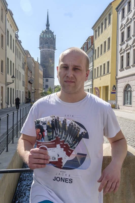Christian Geers mit den Flyern zur Suche nach vermissten Kindern