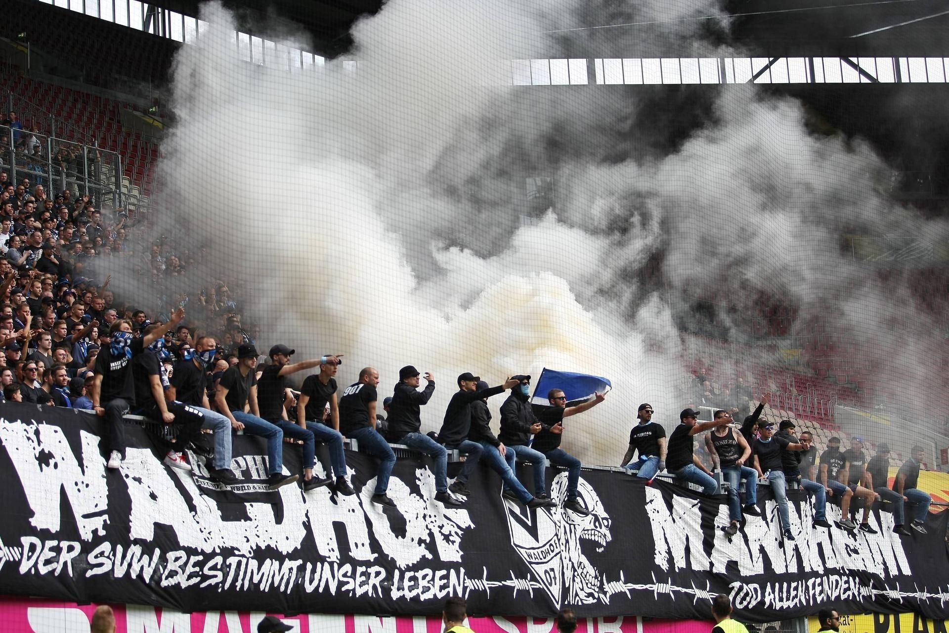 Fans von Waldhof Mannheim beim Derby-Hinspiel am Betzenberg in Kaiserslautern.