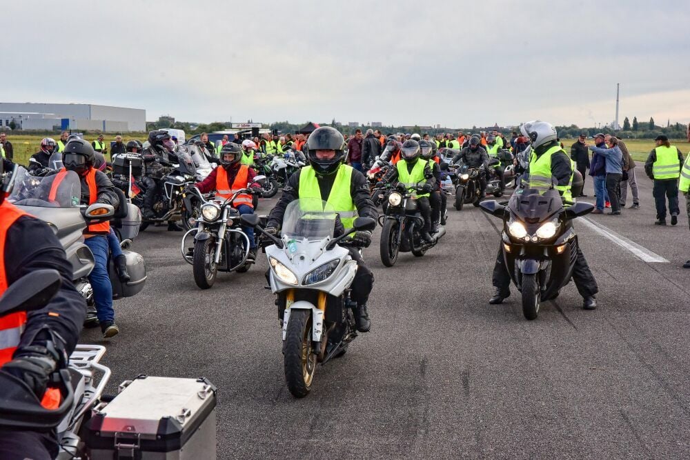 Hunderte Motorradfahrer haben am Sonntag an der Aktion „Biker zeigen Herz für Kinder" teilgenommen, um das Hospiz in Dessau-Roßlau finanzielle zu unterstützen.