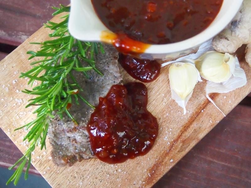 Ingwer, Sojasoße, Knoblauch, Ketchup und Zucker: Daraus lässt sich schnell eine Grillsoße selbst kochen. Foto: Doreen Hassek